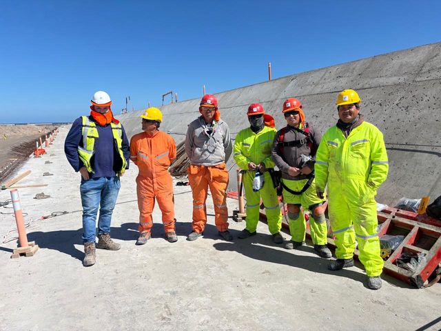 Equipo de ingeniería en reunión técnica